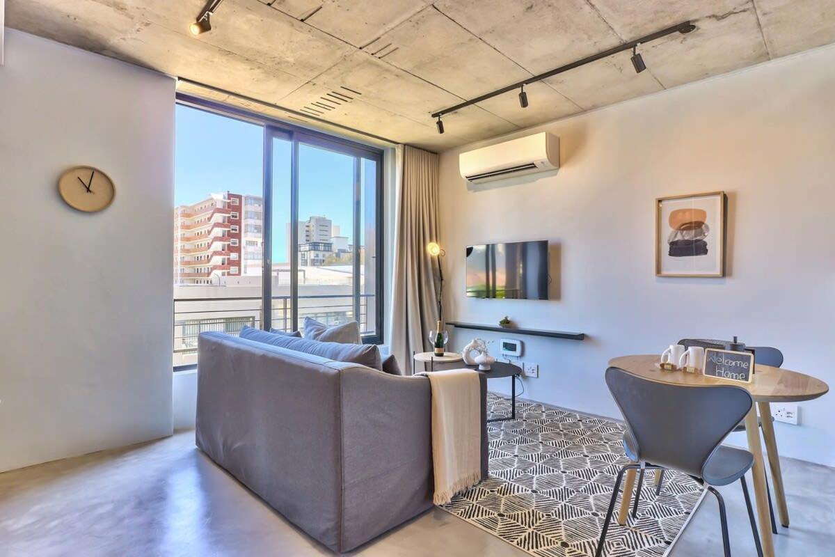 Secure Building, Wifi, Central, Promenade Central! Cape Town